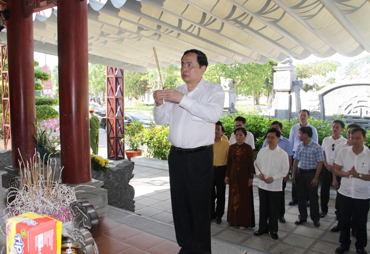 Trước đó, Chủ tịch Trần Thanh Mẫn cùng đoàn công tác đã đến thắp hương tri ân các anh hùng liệt sĩ tại Di tích lịch sử Truông Bồn, xã Mỹ Sơn, huyện Anh Sơn (Nghệ An).