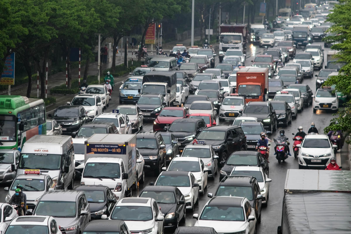 Các hàng xe nối dài dằng dặc, không thể nhúc nhích vì tắc nghẽn.Những loại xe được ưu tiên như xe cứu thương cũng kẹt cứng trên đoạn đường này.Anh Bùi Thế An (Thạch Bàn, Hà Nội) cho biết, anh đi từ nhà đến khu vực Aeon Mall thì xảy ra ùn tắc. Mất hơn 15 phút, đến giờ anh vẫn chưa thể đi lên cầu Vĩnh Tuy.Nhiều phương tiện bất chấp quy tắc, lạng lách trên vỉa hè vì muốn di chuyển nhanh chóng, gây nguy hiểm với người đi bộ.