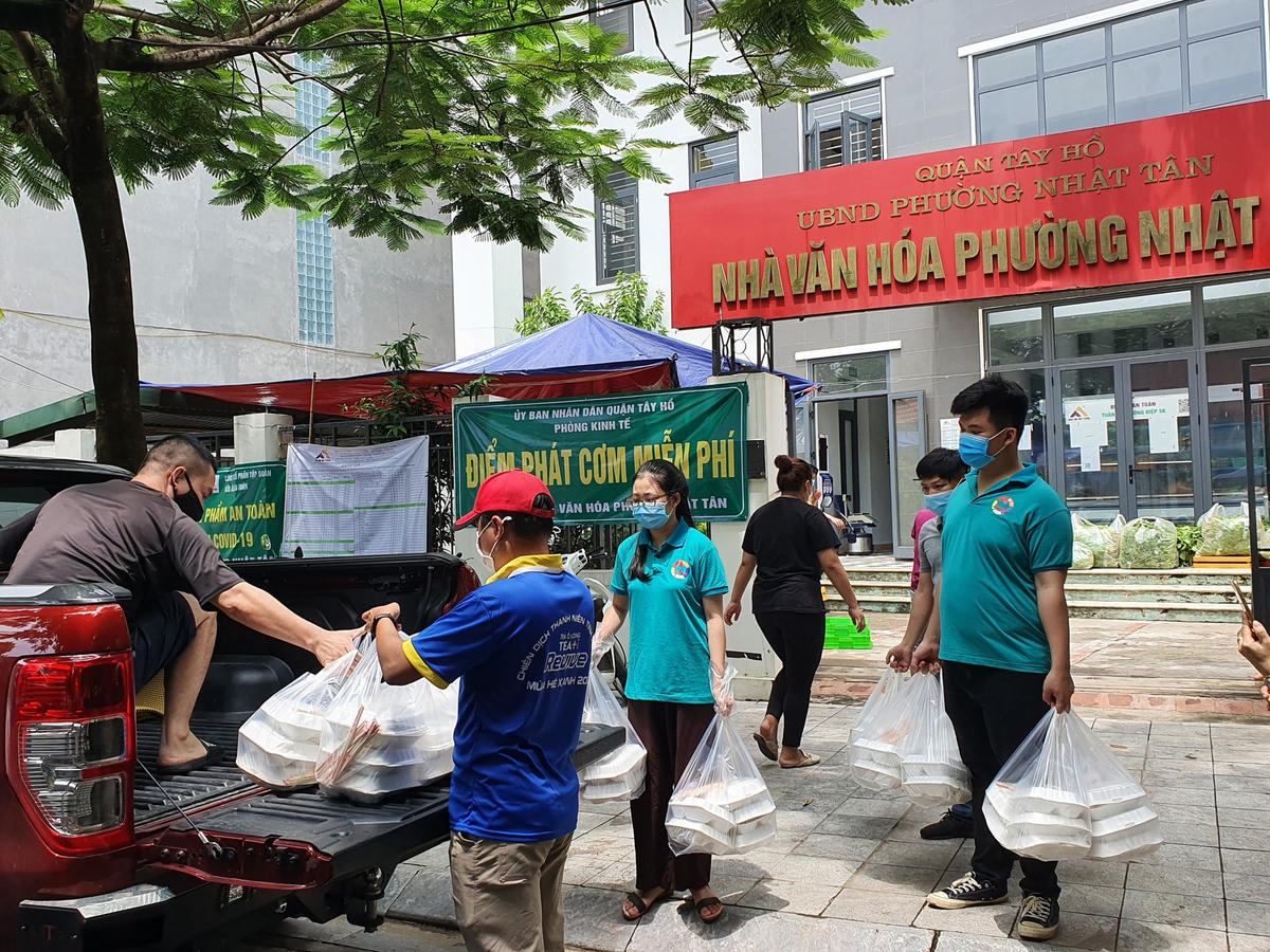 Theo đó, bắt đầu từ ngày 25/8, quận Tây Hồ bắt đầu triền khai mô hình bếp ăn 0 đồng, trao đi những suất cơm miễn phí cho lao động tự do, những người gặp khó khăn do ảnh hưởng của đại dịch. Chương trình dự kiến kéo dài đến hết những ngày giãn cách xã hội.