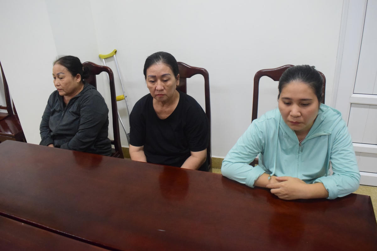 Các đối tượng tại cơ quan công an.