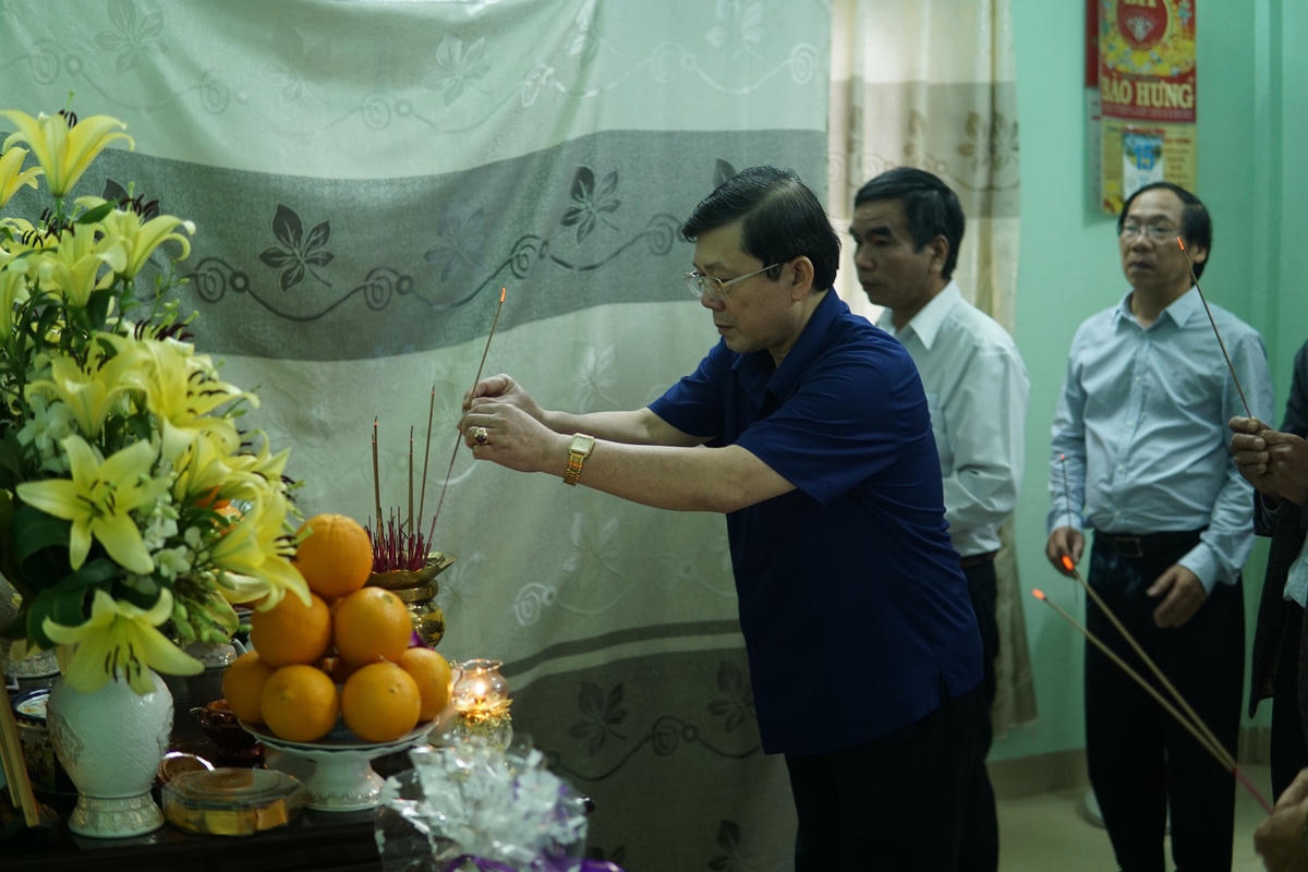 ...và gia đình liệt sĩ Tôn Thất Bảo Phúc. Ba liệt sĩ hy sinh khi đang làm nhiệm vụ tìm kiếm cứu nạn tại Thủy điện Rào Trăng 3.