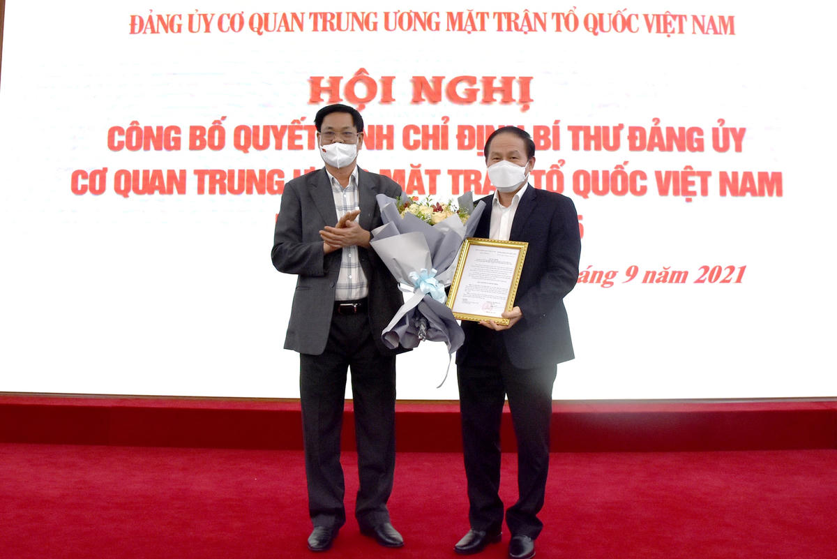 Ông Huỳnh Tấn Việt trao Quyết định chỉ định ông Lê Tiến Châu giữ chức Bí thư Đảng ủy Cơ quan Trung ương MTTQ Việt Nam nhiệm kỳ 2020-2025..