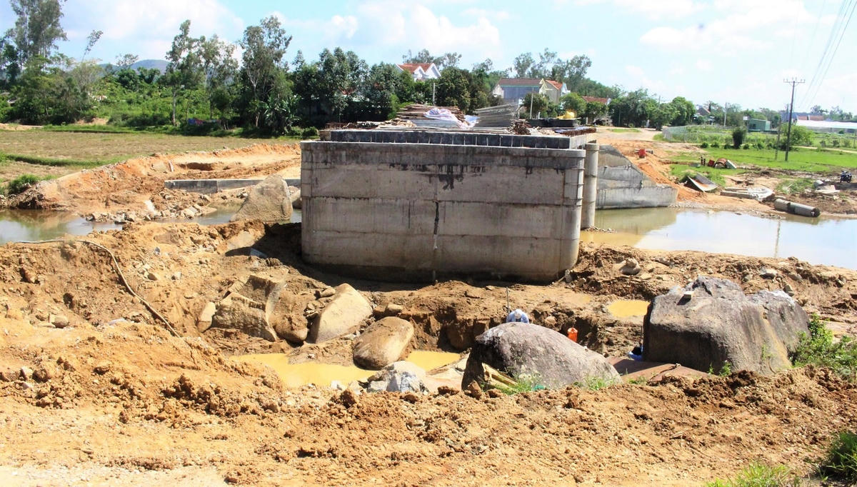Cây cầu mới Sông Lĩnh ngổn ngang