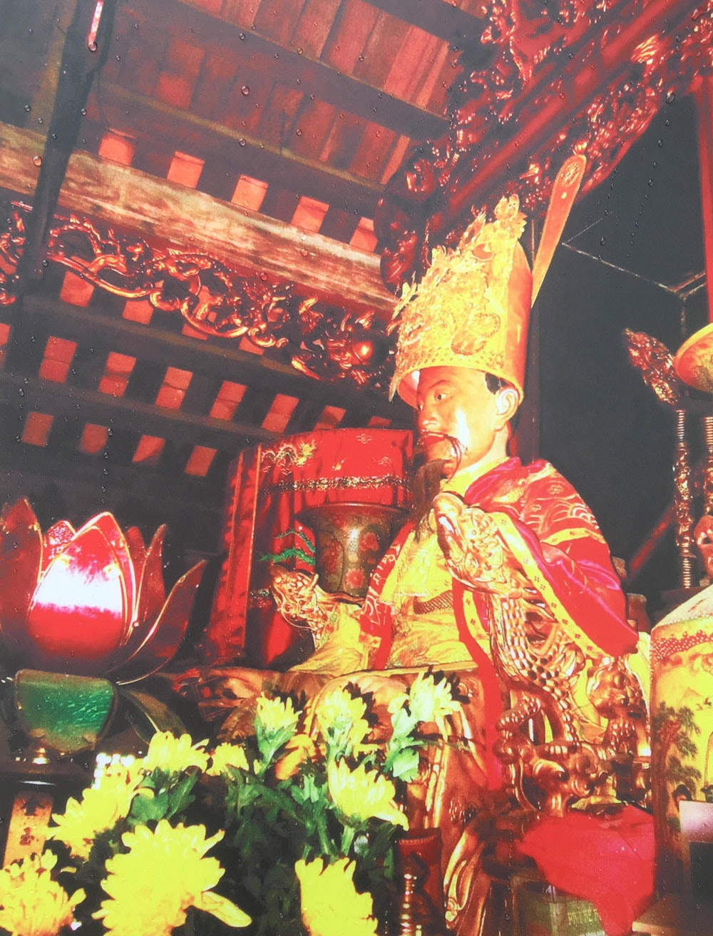 Tượng Vua Ngô Quyền trong Đền thờ tại Đường Lâm.