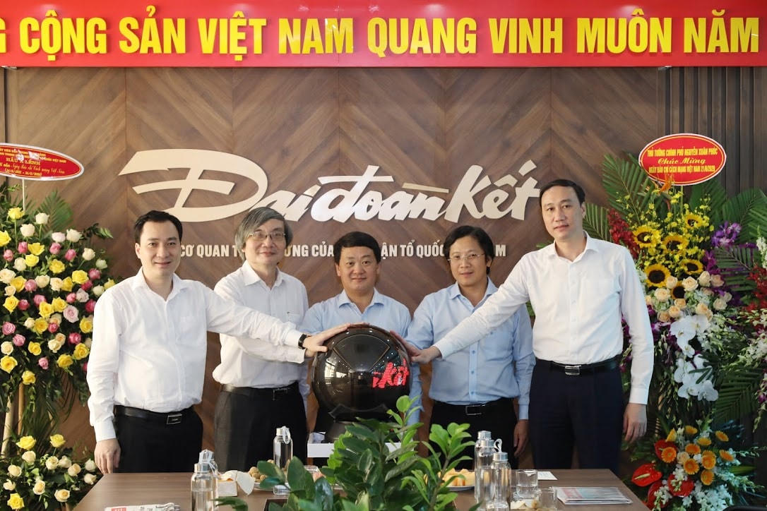 Phó Chủ tịch - Tổng Thư ký Hầu A Lềnh và các đại biểu bấm nút khai trương giao diện mới của Báo điện tử Đại Đoàn Kết. (Ảnh: Quang Vinh).