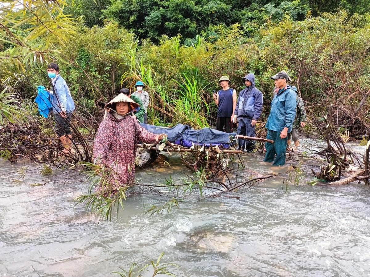 Thi thể ông Nhường được tìm thấy, cách xa ngầm tràn 1 km.