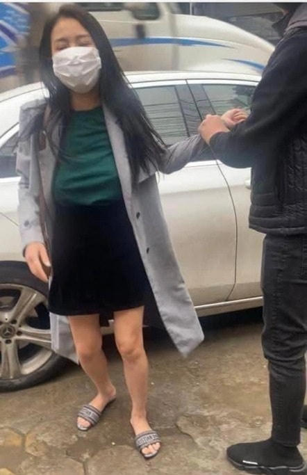 Người phụ nữ được cho là đi cùng người đàn ông mặc đồ đen, đến nhà chồng cũ để giải quyết mâu thuẫn (Ảnh: Minh Anh).