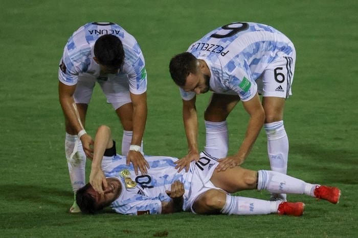 Messi đau đớn nằm sân sau pha vào bóng thô bạo của Adrian Martinez.