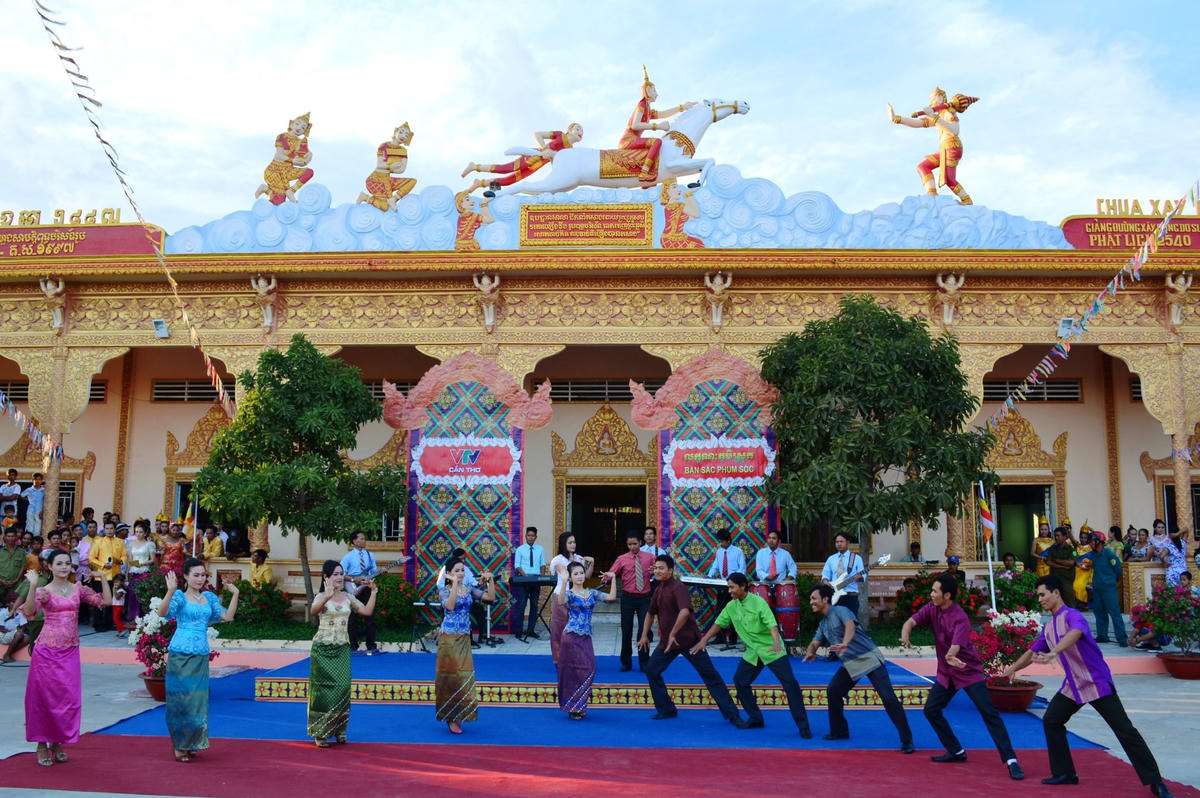 Điệu múa truyền thống của người Khmer tại chùa Xiêm Cán Bạc Liêu.