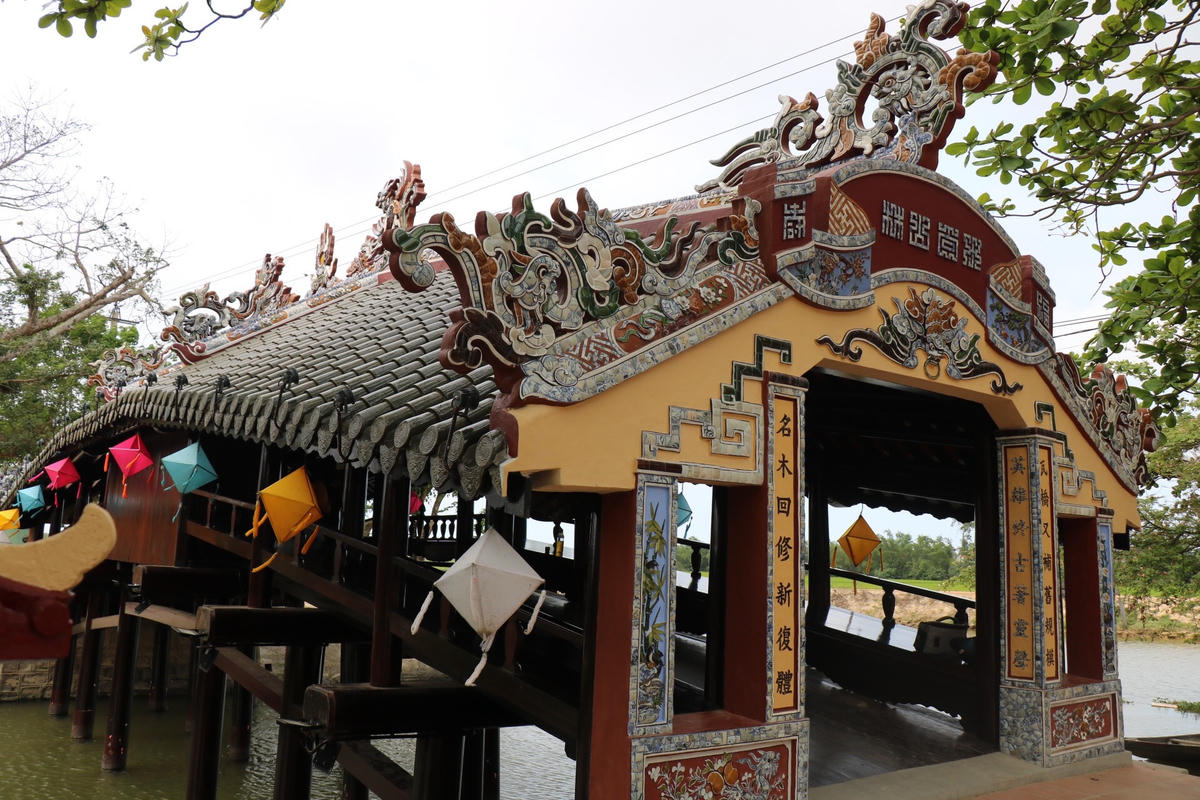 Cầu được xây dựng vào năm 1776 theo lối "thượng gia hạ kiều" (trên nhà dưới cầu) và được Bộ Văn hoá, Thể thao và Du lịch công nhận là di tích cấp quốc gia vào tháng 7/1990. 