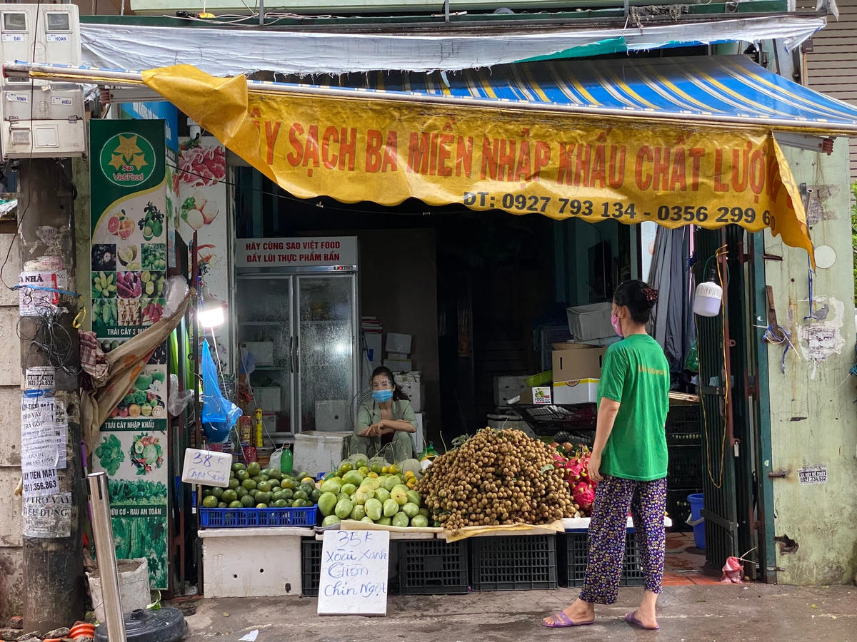 Tuy nhiên, số ít cửa hàng đã bỏ dây chăng vào buổi sáng, "chủ quan" trong công tác phòng, chống dịch. 