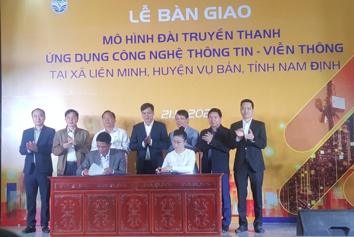 Lãnh đạo UBND tỉnh, các sở, ngành của Nam Định chứng kiến bàn giao.
