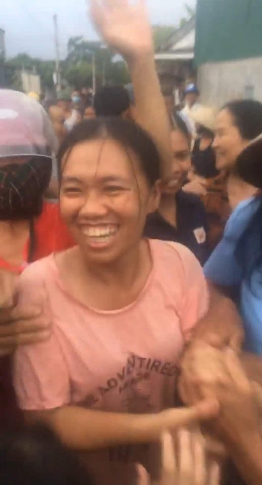 Niềm vui của chị Ngô Thị Chung sau khi ông Đức thừa nhận việc nhận tiền và hứa trả hết trong thời gian tới.