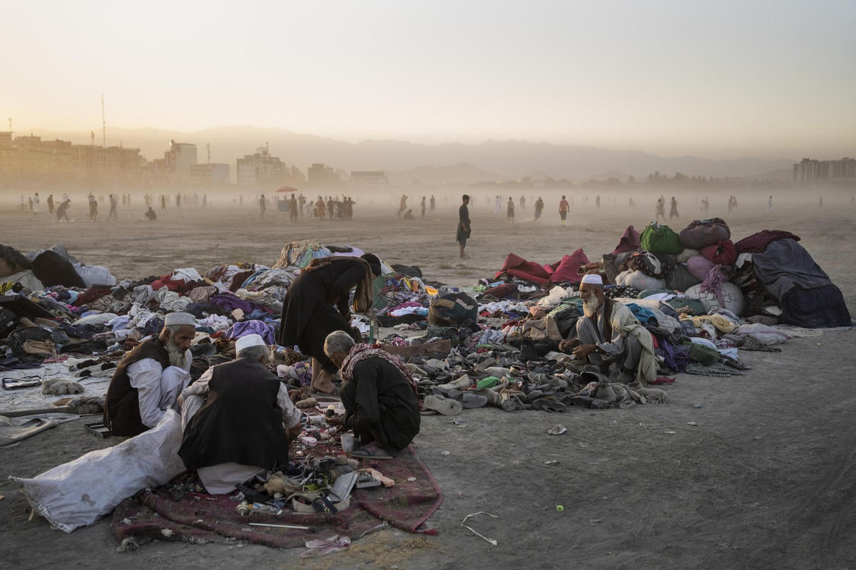Người dân Afghanistan phân loại quần áo cũ tại công viên Chaman-e-Hozari ở thủ đô Kabul (17/9/2021). Ảnh: AP.