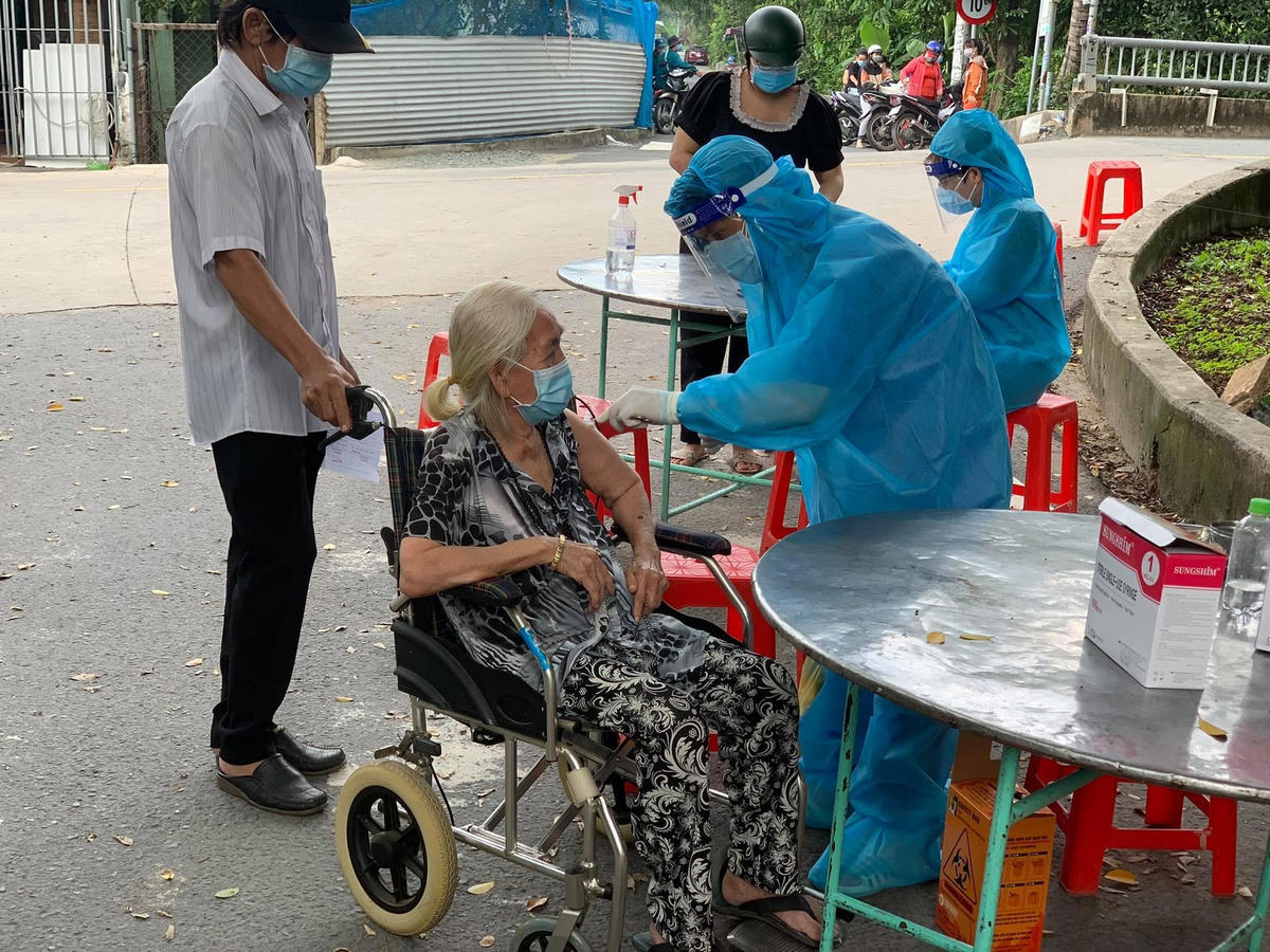 Tiêm vaccine Covid-19 cho người lớn tuổi.