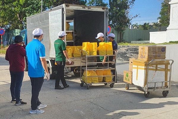 Mỗi ngày, Doanh nghiệp của ông Long nấu 800 suất cơm cho các y, bác sĩ Bệnh viện Đà Nẵng.