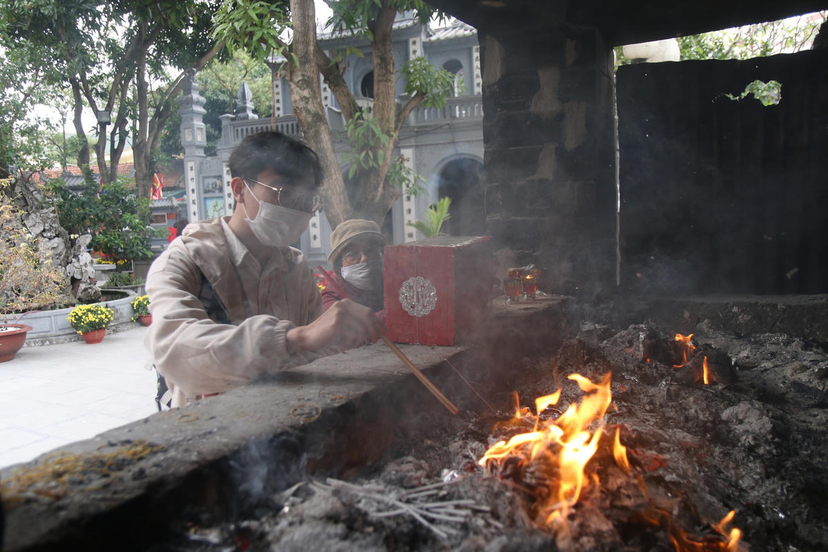 Em Nguyễn Ngọc Duy (Đống Đa, Hà Nội) đã đi lễ nhiều nơi nhưng vì tình hình dịch Covid-19 mọi người chỉ được phép vái vọng từ bên ngoài cửa. Duy tâm sự: "Đây là lần đầu tiên trong năm nay em được dâng lễ cầu may, trước đó mọi người chỉ được đứng ngoài cửa. Lần này em cũng thấy người đi lễ đông hơn hẳn so với hồi tháng 1. Đã có lúc mọi người không còn chỗ đứng để lễ. Tuy nhiên, em rất mong chờ vào năm 2022 sẽ được vạn sự như ý".