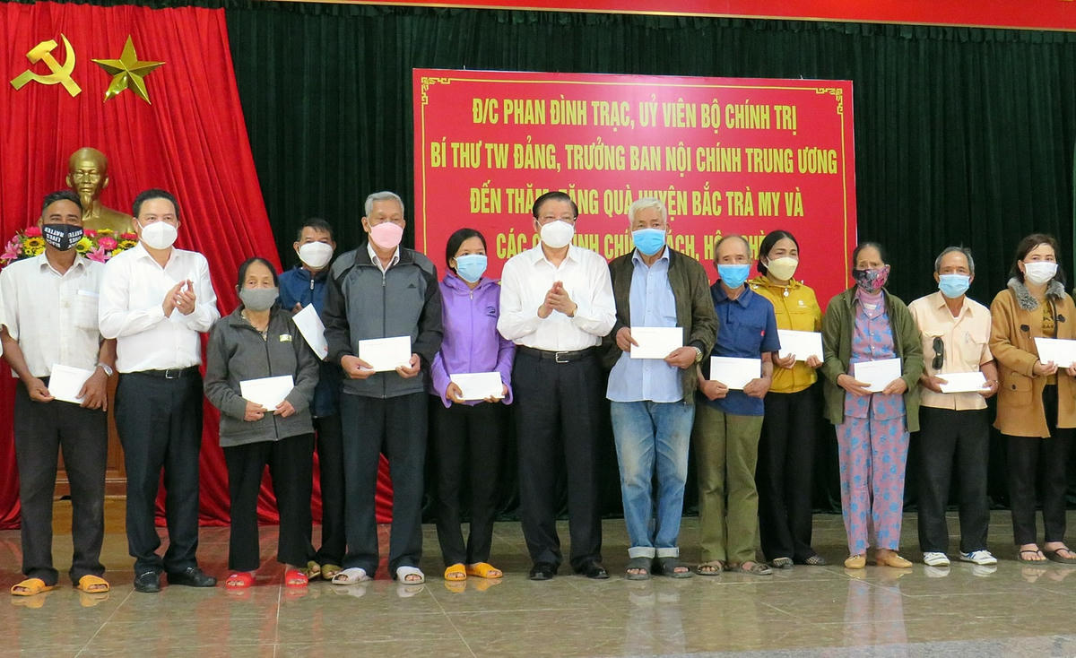 Ông Phan Đình Trạc tặng quà Tết cho gia đình chính sách ở huyện Bắc Trà My.