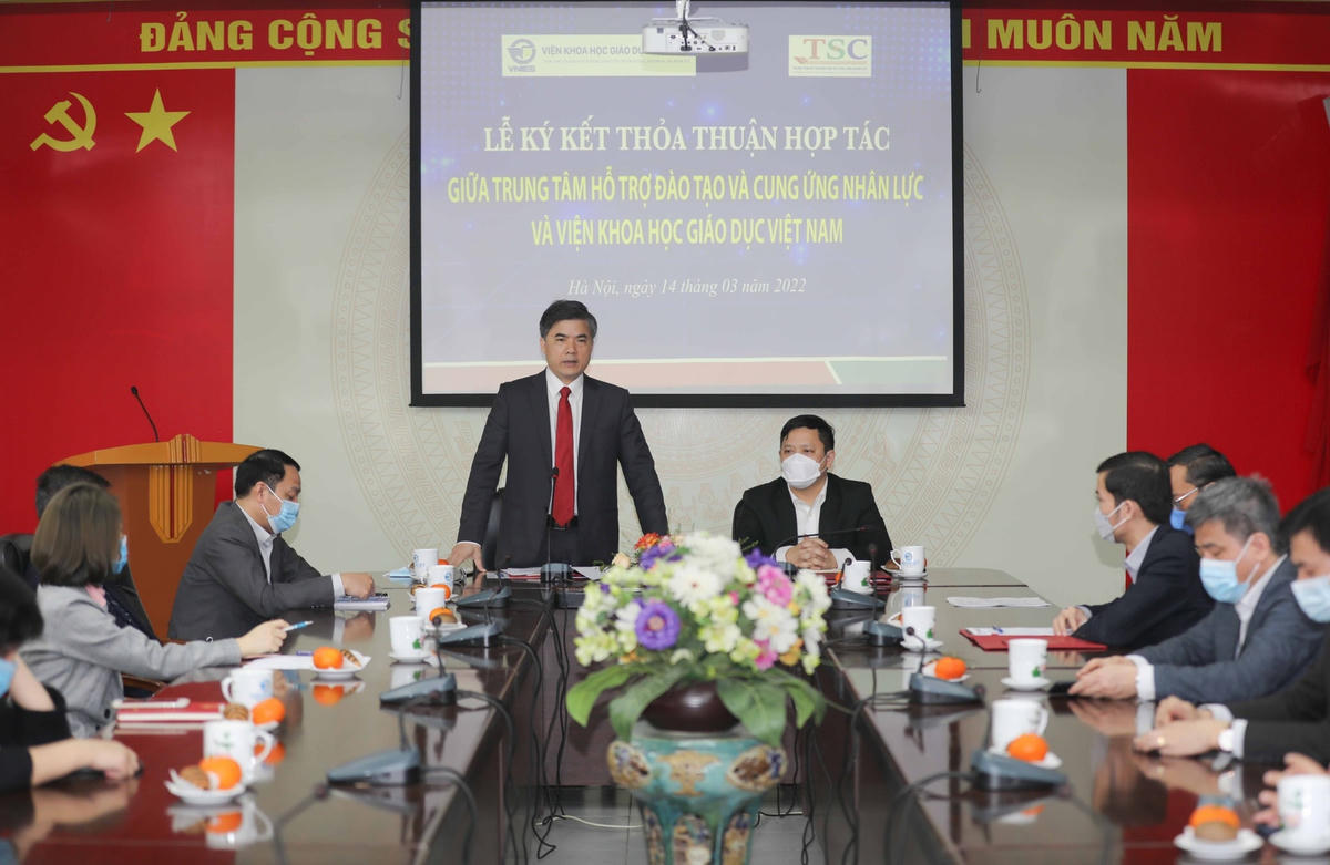 Ông Bùi Văn Linh, Giám đốc Trung tâm Hỗ trợ đào tạo và Cung ứng nhân lực phát biểu tại lễ ký kết. Ảnh: Thanh Tùng.