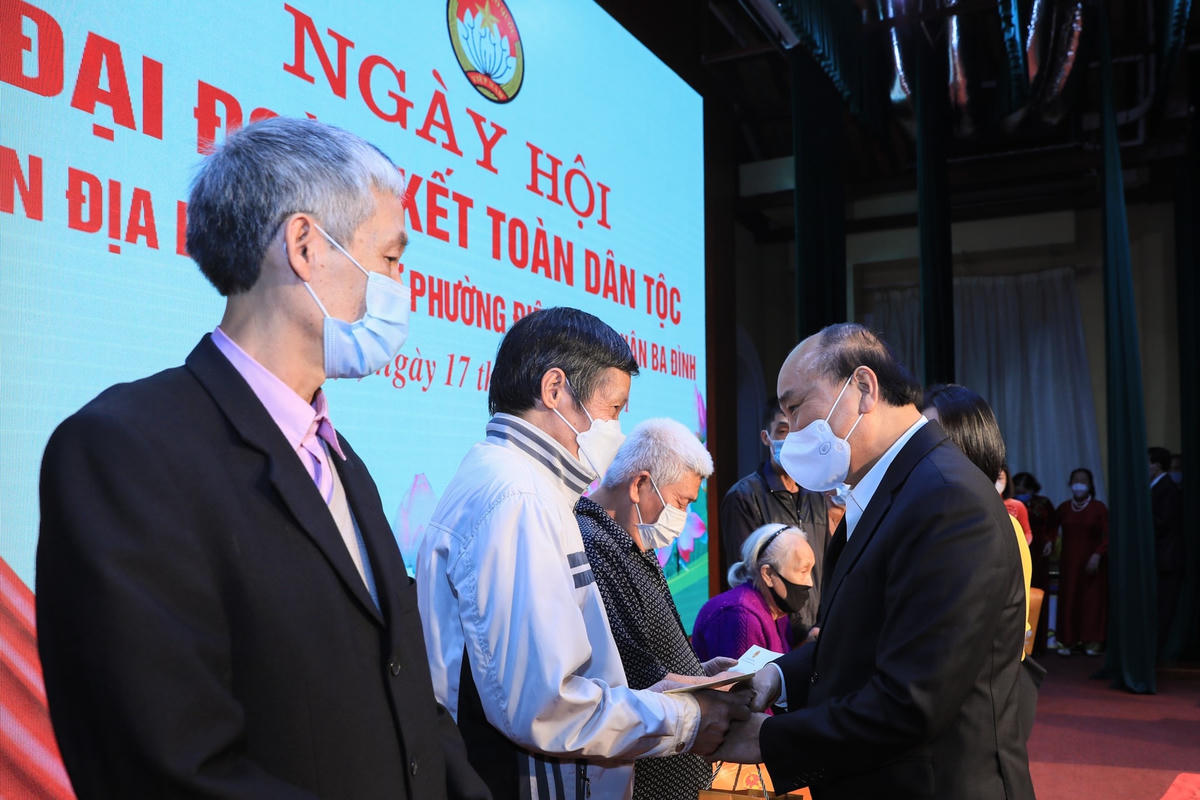 Chủ tịch nước Nguyễn Xuân Phúc tặng quà một số hộ có hoàn cảnh khó khăn trên địa bàn phường.