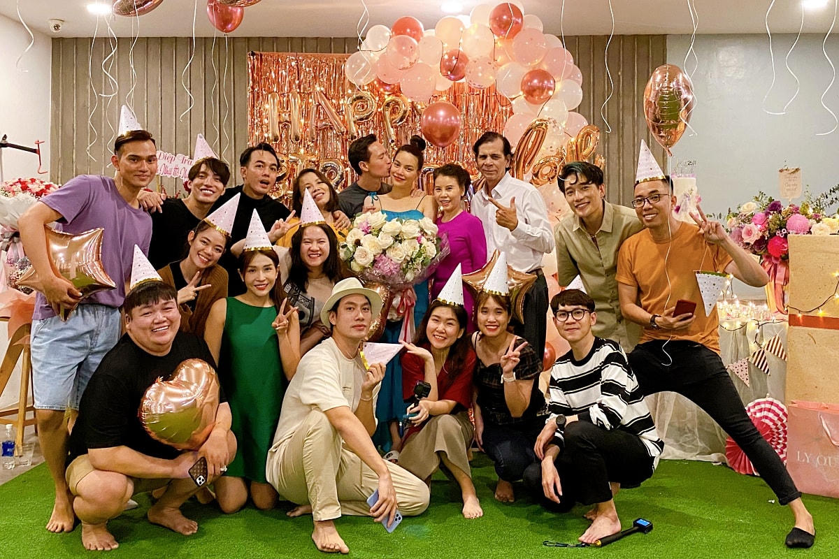Sau gần 3 tuần sinh nở, Hồ Ngọc Hà hạnh phúc đón sinh nhật bất ngờ từ Kim Lý, gia đình và những người bạn thân thiết. Trên trang cá nhân, cô xúc động gửi lời cảm ơn nọi người: “Một ngày thật đẹp, một tuổi mới thật tràn đầy giữa một năm đầy biến động. Xin được cảm ơn những lời chúc từ mọi người dành cho H., từ hạnh phúc của riêng mình cho đến ngày sinh nhật hôm nay. Gia đình nhỏ xin chào các cô chú ah”.  