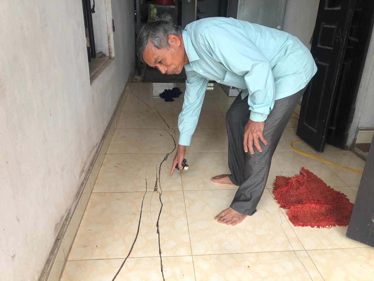 Ông Phạm Văn Thành lo lắng trước những vết nứt ngày càng lớn trong căn nhà của mình.