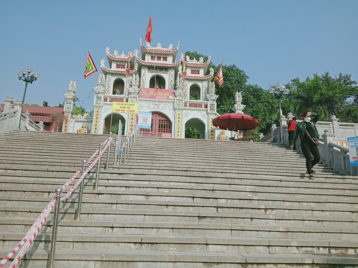 Cổng Đền Bà Chúa đặt dải phân luồng du khách theo 2 chiều ra vào.