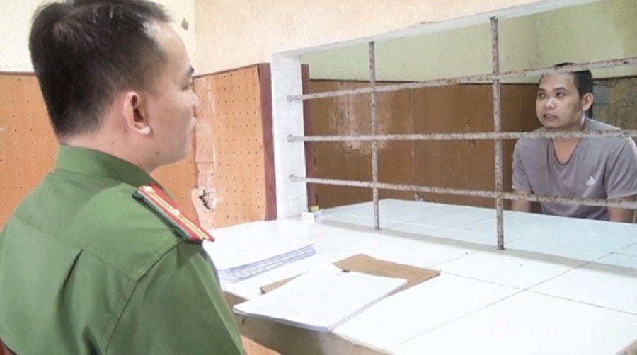 Công an đang lấy lời khai 1 trong 5 đối tượng.