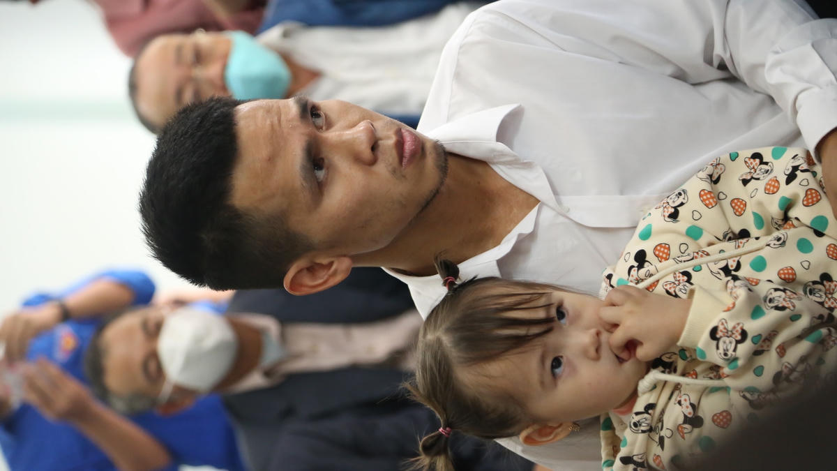 Anh Mạnh và cô con gái của mình.