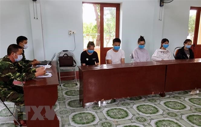 Năm người Trung Quốc bị tạm giữ tại Đồn Biên phòng Trà Cổ. (Ảnh: TTXVN phát).