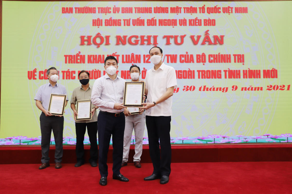 Phó Chủ tịch Phùng Khánh Tài đã trao Quyết định bổ sung thành viên Hội đồng Tư vấn Đối ngoại và Kiều bào.