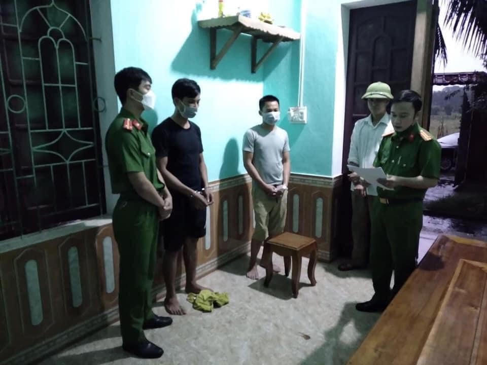 Công an xã Minh Tiến (huyện Ngọc Lặc) đọc biên bản xảy ra vụ việc cho các bên nghe, ký xác nhận.