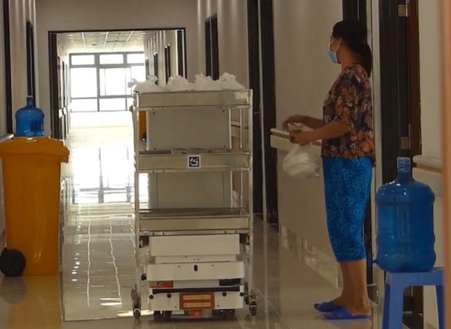 Robot Vibot-2 mang đồ ăn cho bệnh nhân Covid-19 tại Bệnh viện Bạch Mai cơ sở 2 (Phủ Lý, Hà Nam).