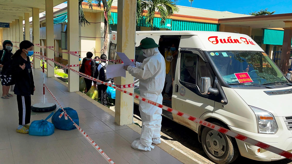 Các em học sinh F0 khỏi bệnh được thầy Phương đón về.