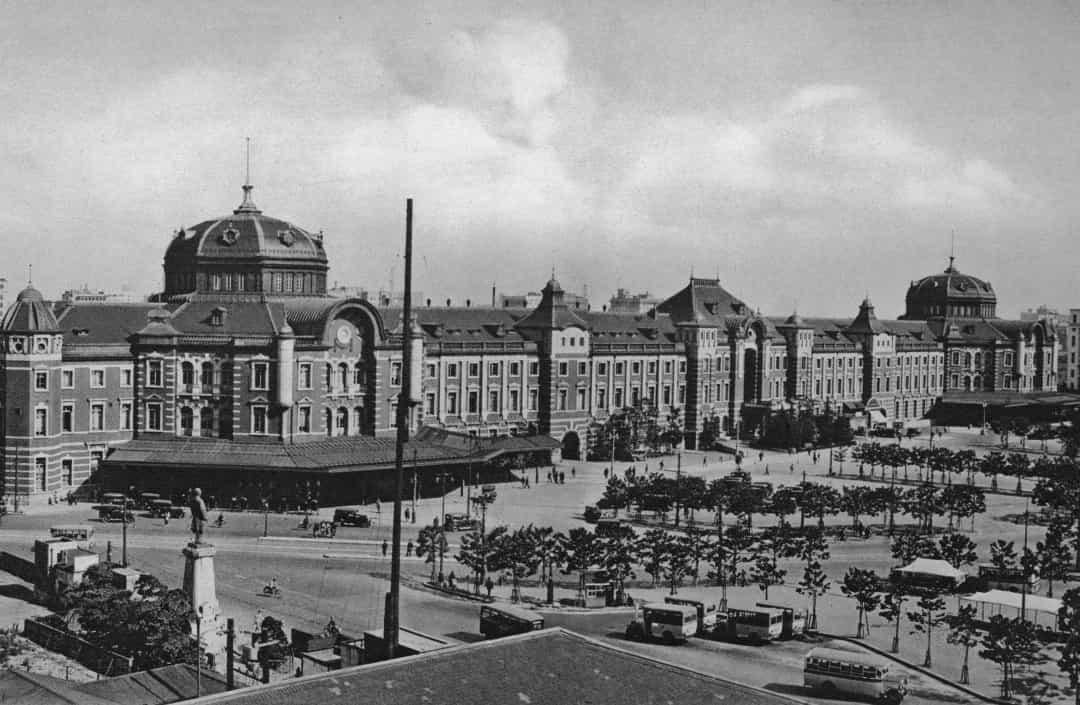 Ga Tokyo vào năm 1920 là một trong những tòa nhà hoành tráng nhất của thành phố.  