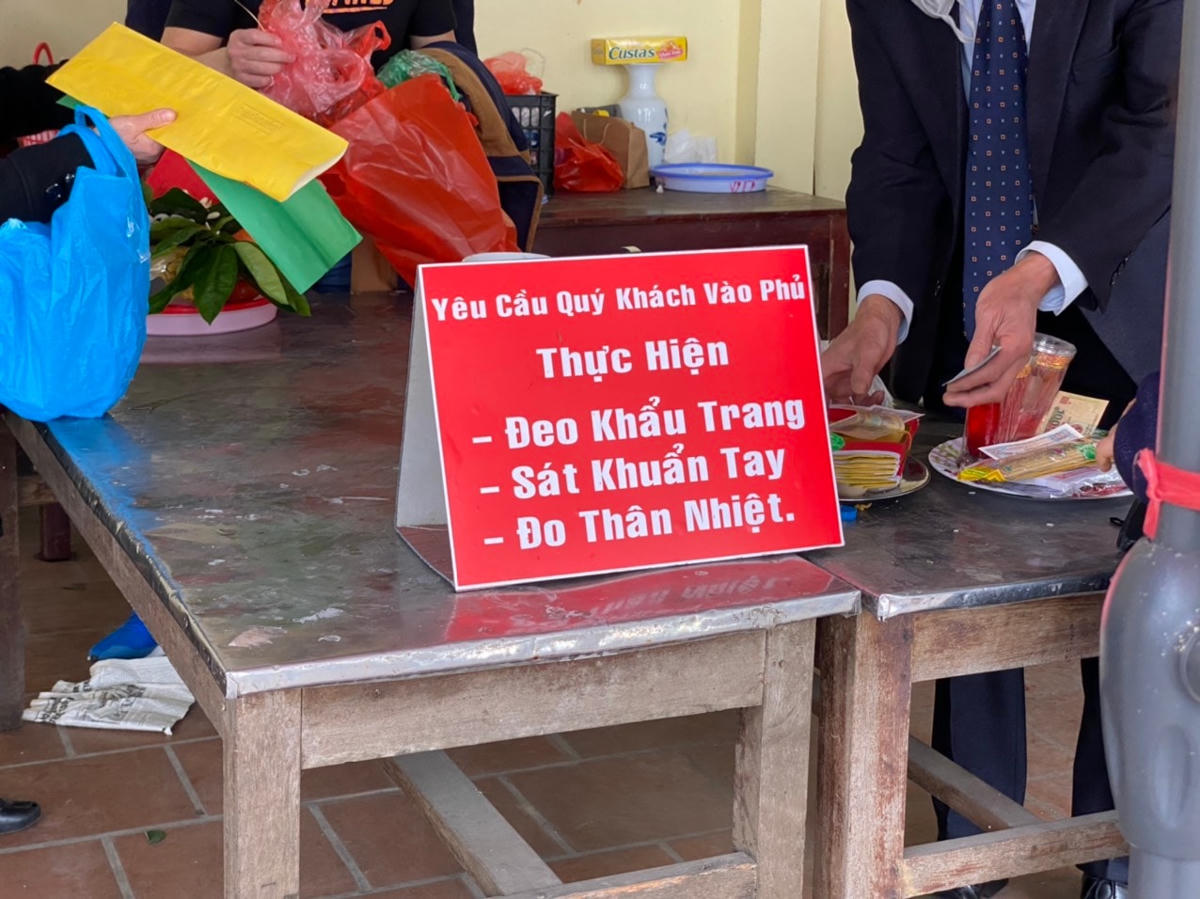 [ẢNH] Mùng 1 Tết, người dân nườm nượp đi lễ Phủ Tây Hồ