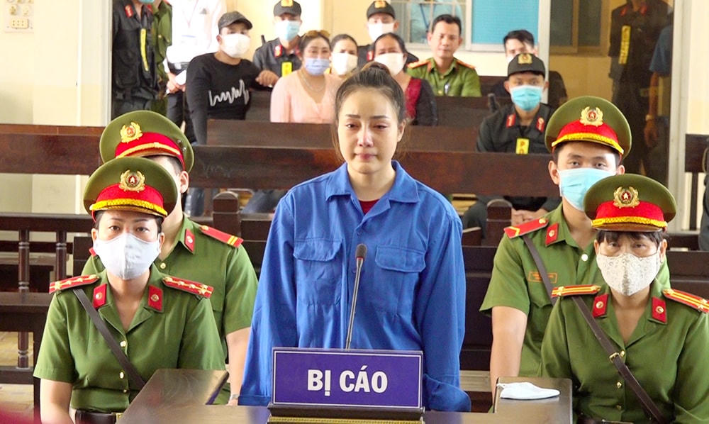Hotgirl Cà Mau Đỗ Như Ý nức nở hối hận tại phiên toà nhưng đã muộn.