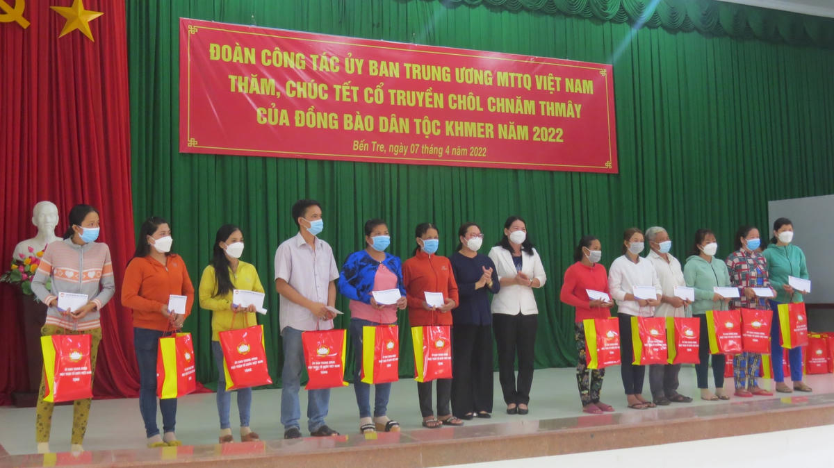 Lãnh đạo tỉnh Bến Tre tặng quà cho bà con Khmer ở huyện Giồng Trôm.
