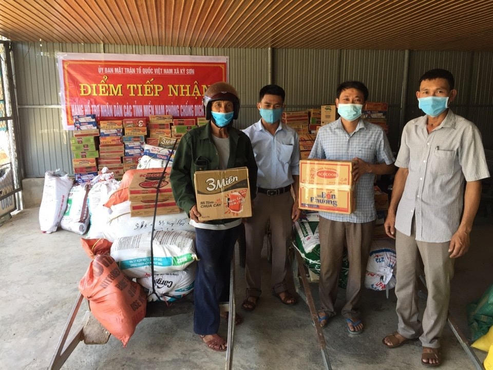 Một điểm tiếp nhận đóng góp của bà con trên địa bàn huyện Kỳ Anh.