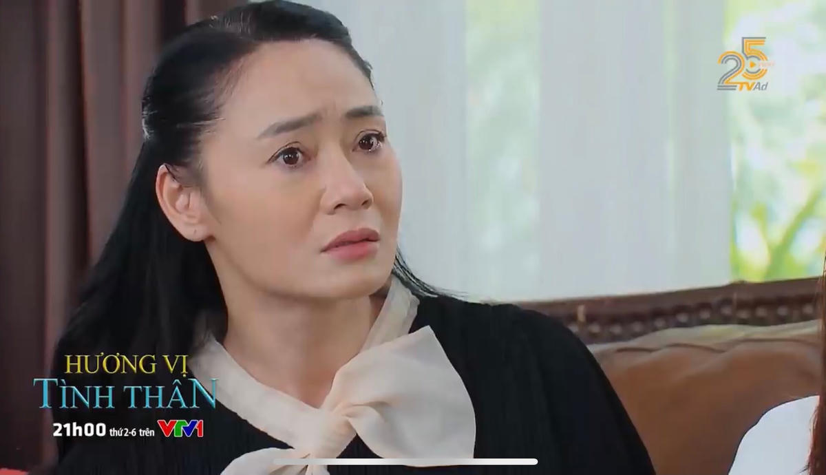 Bà Xuân sửng sốt khi nghe Nam nói ông Sinh là bố nuôi của cô. Ảnh: CMH