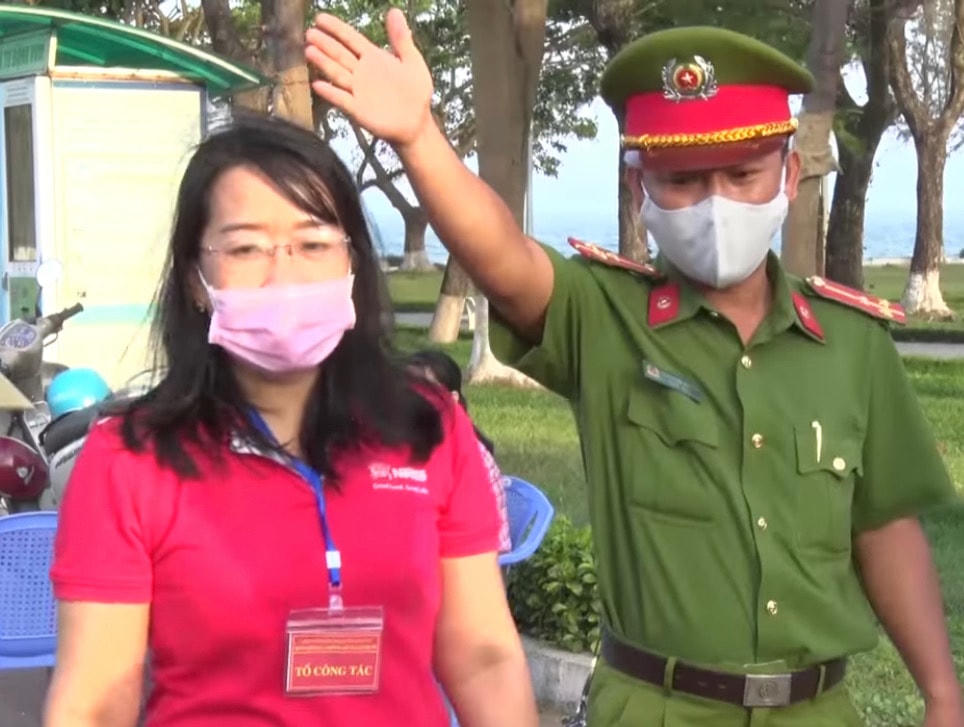 Lực lượng chức năng TP Quy Nhơn (Bình Định) làm nhiệm vụ phòng chống dịch Covid-19 trên địa bàn.