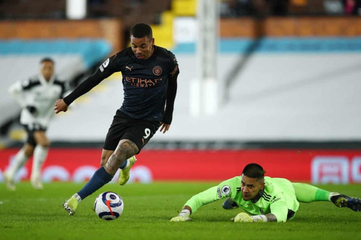 Gabriel Jesus nhân đôi cách biệt sau sai lầm của hàng thủ Fulham. Ảnh: Getty.  