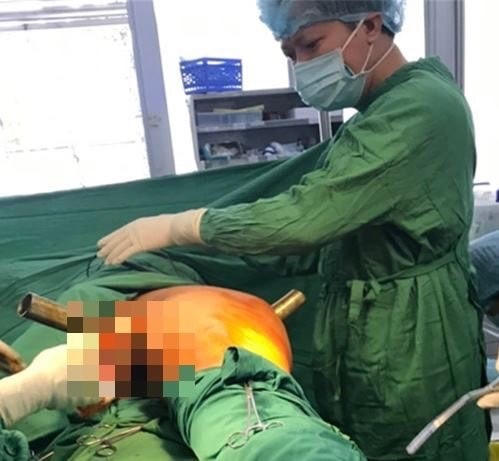 Bác sĩ kiểm tra vết thương cho bệnh nhân để chuẩn bị phẫu thuật.