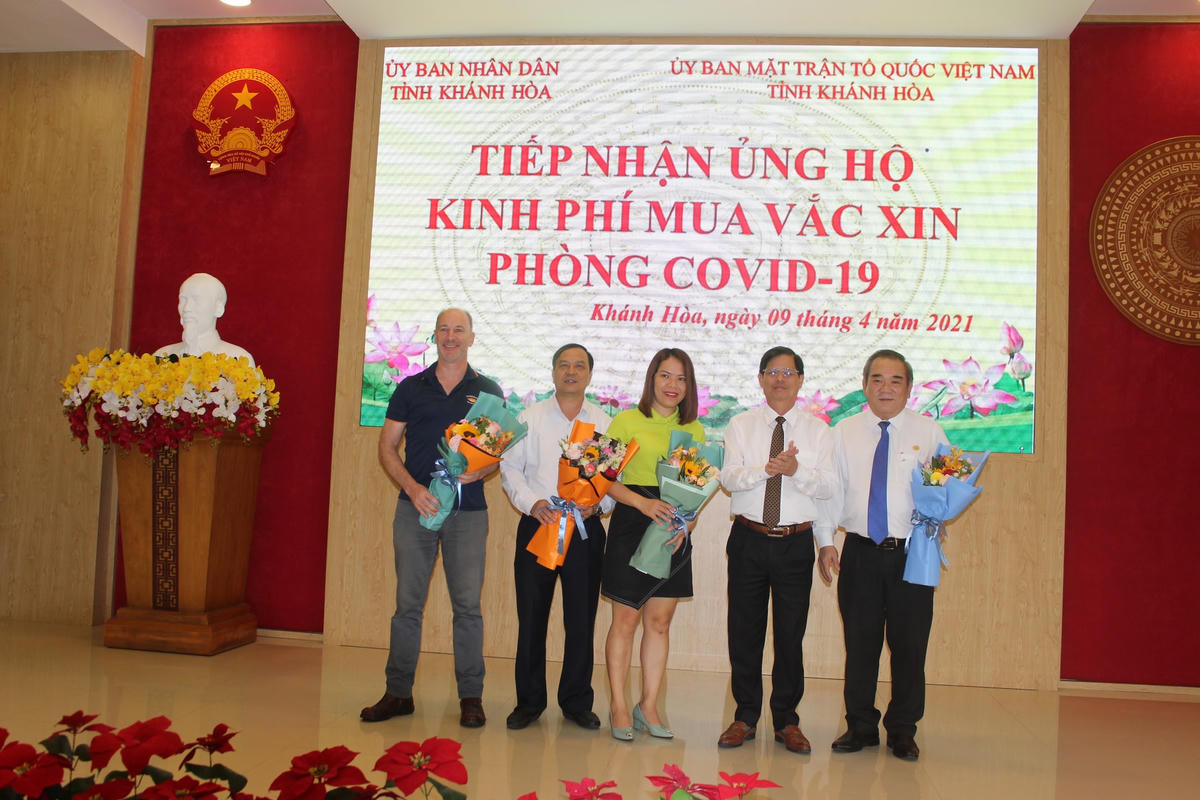 Chủ tịch UBND tỉnh Khánh Hòa tặng hoa cho các doanh nghiệp.