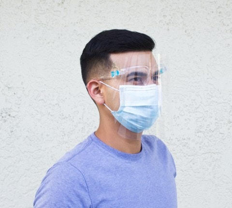 Không nên chỉ dựa vào kính chắn giọt bắn, cần thực hiện 5K để phòng nguy cơ lây nhiễm. 