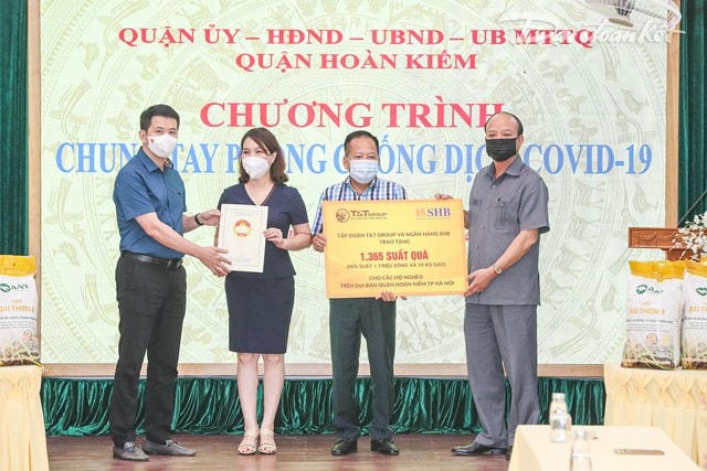 Đại diện Tập đoàn T&T group và ngân hàng SHB trao tặng 1.365 suất quà (mỗi suất 1 triệu đồng và 10 kg gạo).