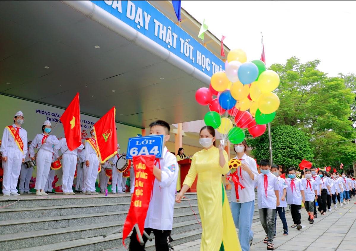 Giáo viên Trường THCS Mạo Khê II duyên dáng trong tà áo dài đón học sinh mới bước vào ngôi trường thân yêu.