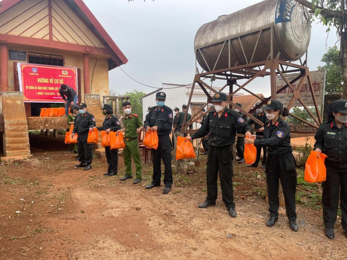 Lực lượng Công an đang chuẩn bị quà trao tặng cho bà con.