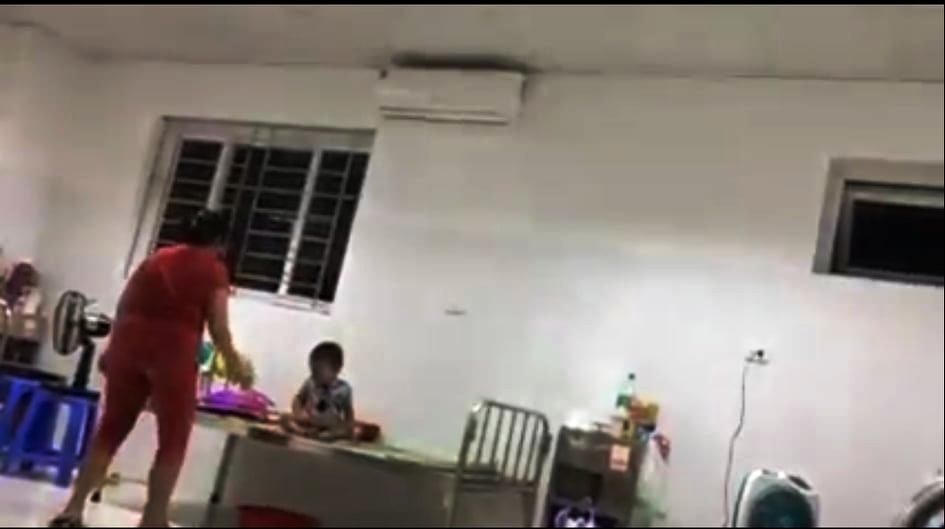 Bà L. đánh cháu T. ở Bệnh viện Sản - Nhi Quảng Nam.