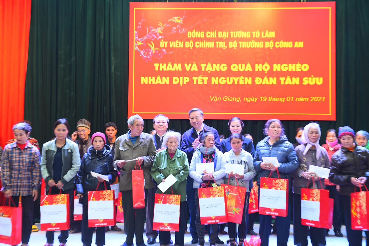 Bộ trưởng Tô Lâm, Phó Chủ tịch Trương Thị Ngọc Ánh tặng quà Tết cho các hộ nghèo của tỉnh Hưng Yên.